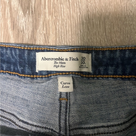 Abercrombie & Fitch The Mom High Rise Curve Love Jean Size 10 Long - Picture 3 of 3